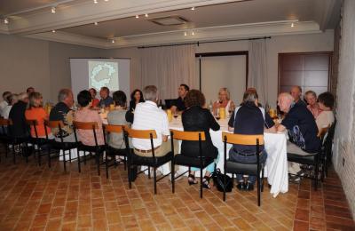 Turistes estrangers s'allotjen a l'Hotel Hostal Sport