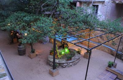 Jardí per celebracions d'estiu al Priorat