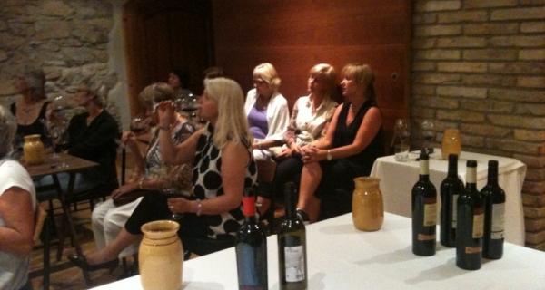 Dones noruegues fan tast de vins a l'Hotel Hostal Sport