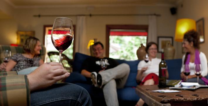 vinos a copas en los espacios comunes del hotel