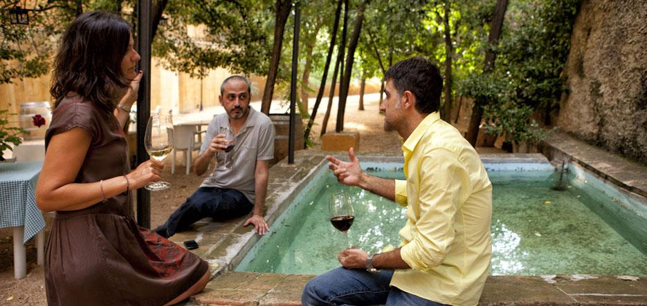 Vinos a copas en el jardín del hotel