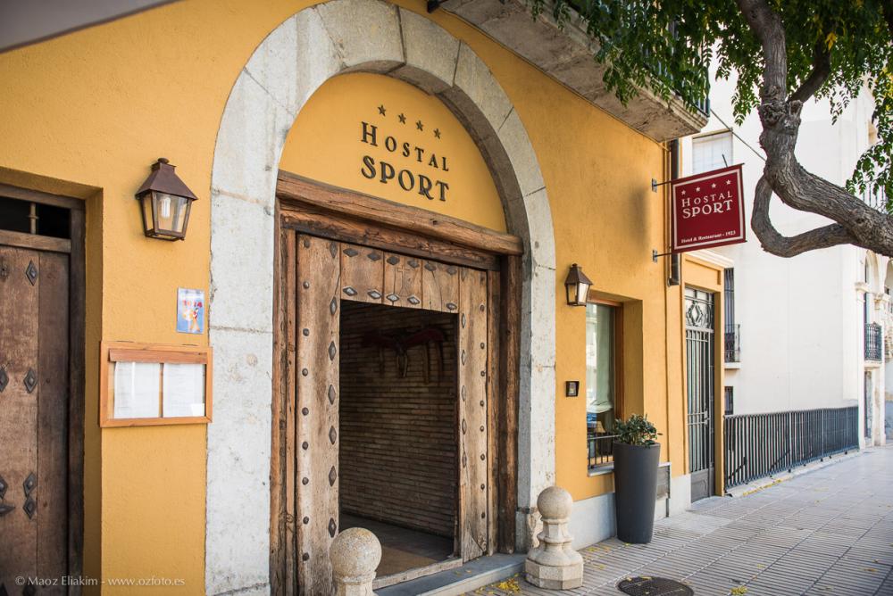 Entrada hotel hostal sport